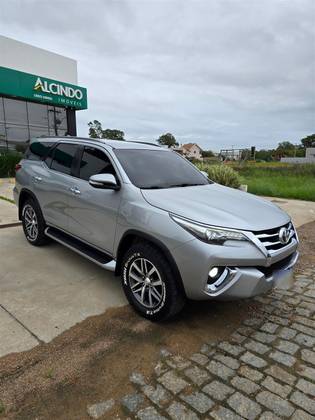 TOYOTA HILUX SW4 2.8 SRX 4X4 7 LUGARES 16V TURBO INTERCOOLER DIESEL 4P AUTOMÁTICO